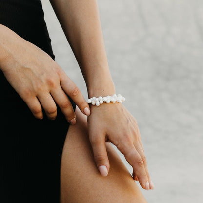 Idées cadeaux bijoux pour femme : bracelet en perles porté au poignet, parfait pour offrir à une compagne ou une épouse