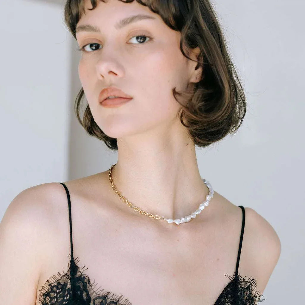 Idées cadeaux pour femme : collier bi-matière perles baroques et mailles dorées 24k porté, bijou au style affirmé