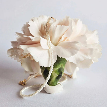 Idées cadeaux bijoux femme : collier bi-matière perles de culture et mailles bâtons en mise en scène poétique