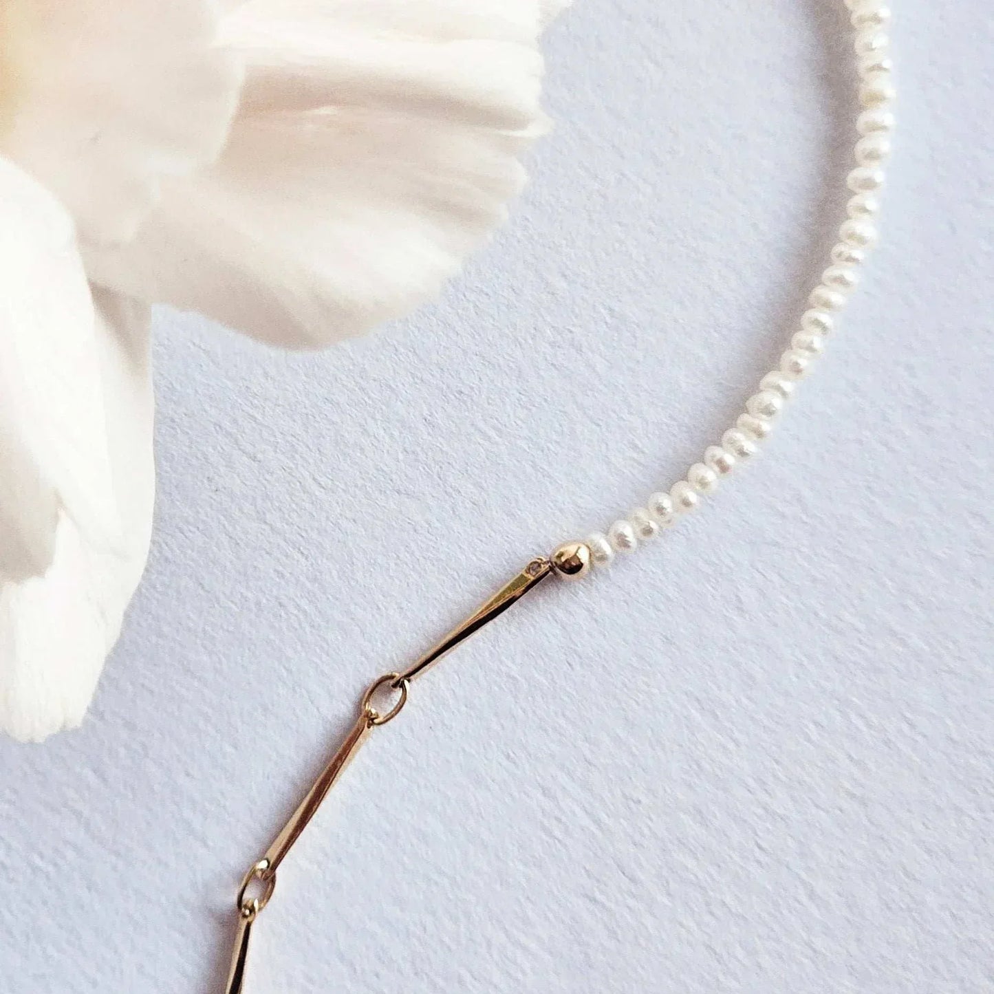 Idées cadeaux pour femme : détail des finitions du collier bi-matière perles de culture et mailles bâtons