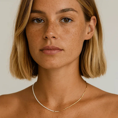 Idées cadeaux pour femme : collier bi-matière perles de culture et mailles bâtons porté, bijou élégant et contemporain