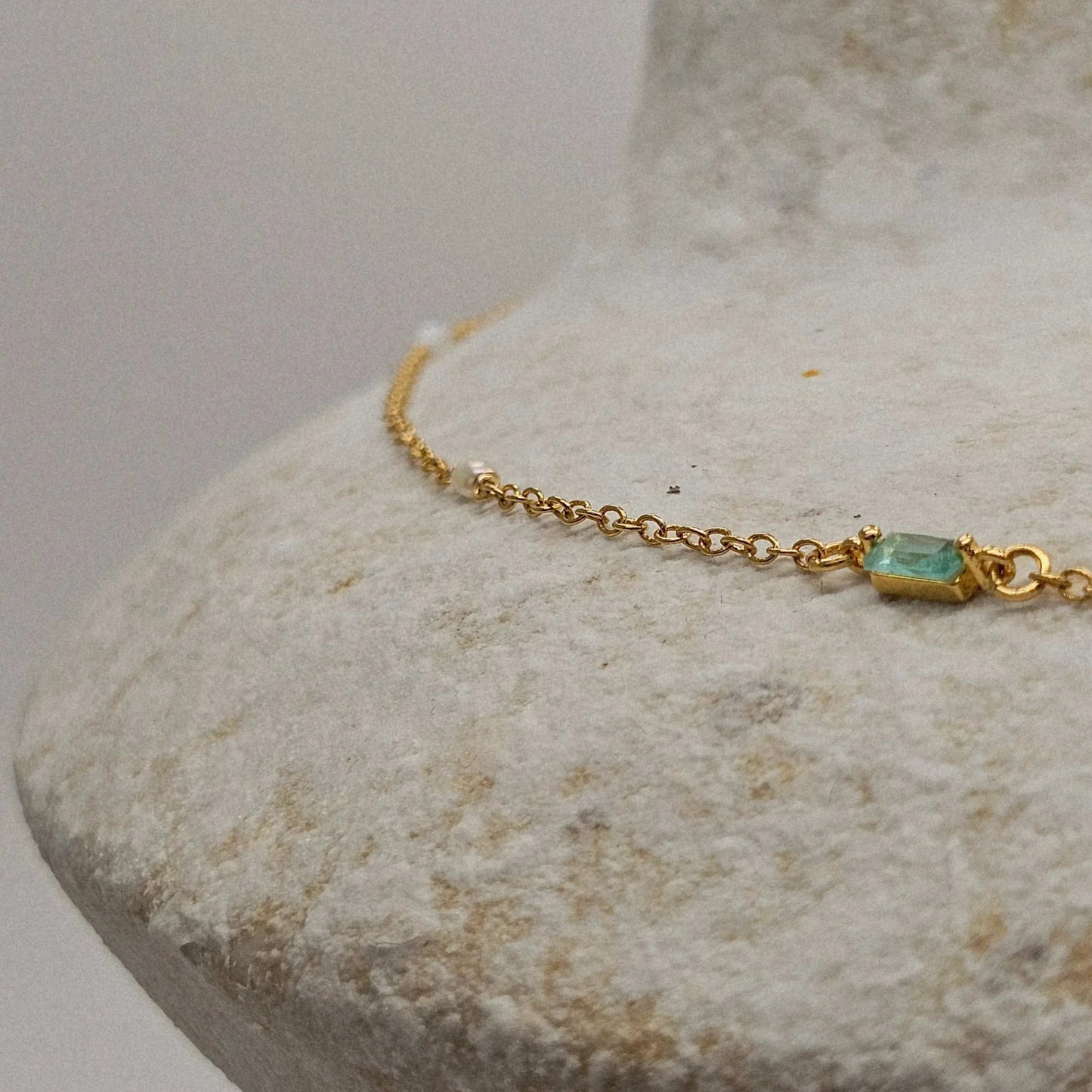 Idées cadeaux pour femme : collier en perle de culture GISEL B, bijou élégant et intemporel prêt à offrir