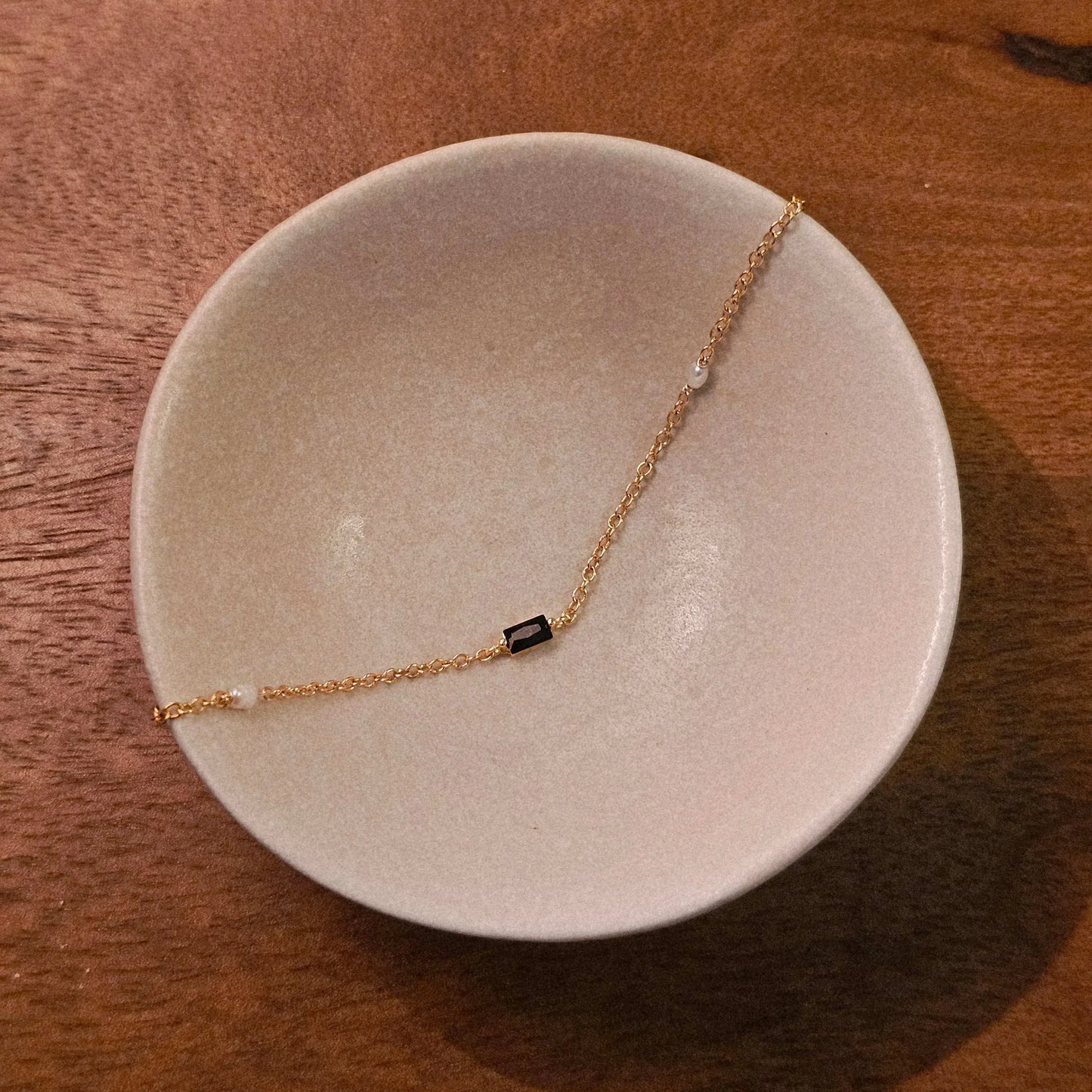 Idées cadeaux bijoux femme : détail du collier GISEL B avec perle de culture et finition artisanale