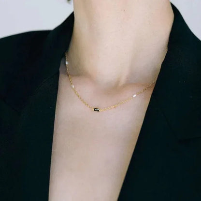 Idées cadeaux bijoux femme : collier en perle de culture porté, création artisanale française La Maison GISEL B