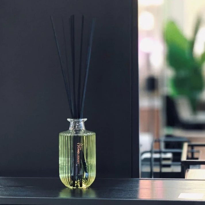 Idées cadeaux élégantes avec diffuseur de parfum d’intérieur, idéal pour offrir à un adulte amateur d’ambiances raffinées et contemporaines.