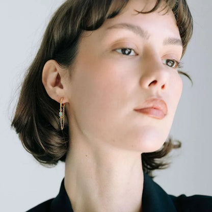 Idées cadeaux pour femme : créoles perle et cristal GISEL B portées, bijou raffiné pour toutes les occasions