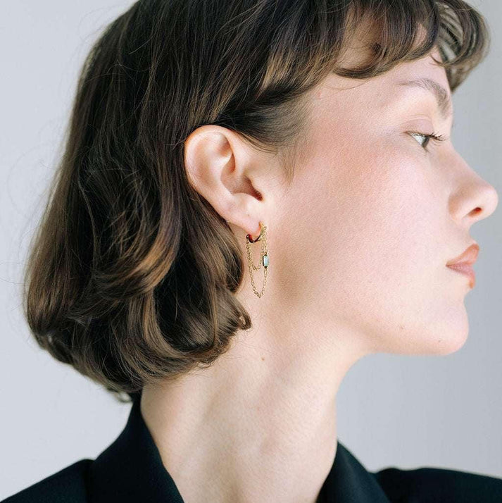 Idées cadeaux bijoux femme : créoles perle de culture et cristal portées, style chic et intemporel