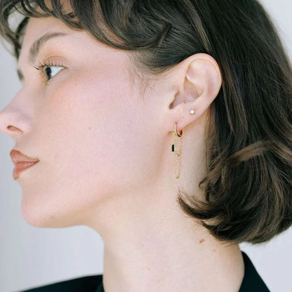 Idées cadeaux pour femme : créoles perle et cristal portées, bijou élégant et lumineux signé GISEL B