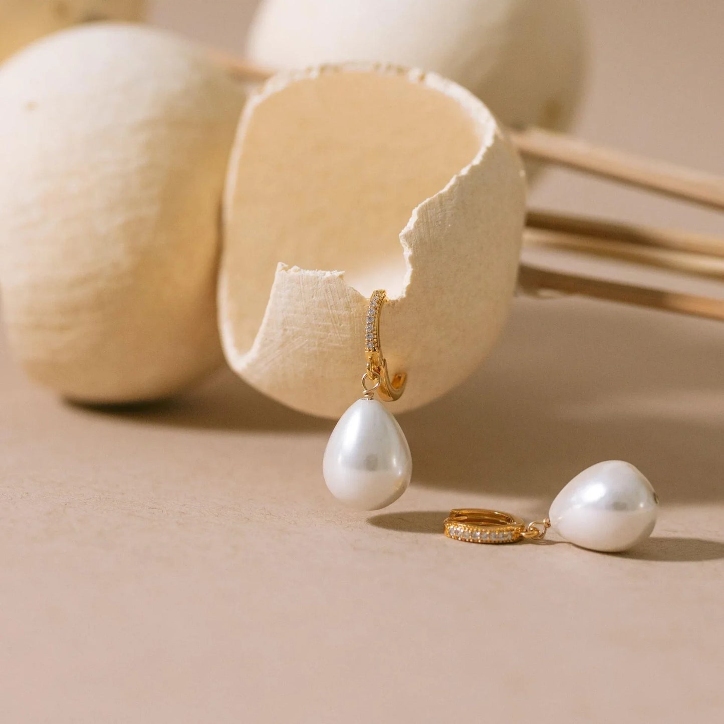 Idées cadeaux bijoux femme : créoles en plaqué or 24K avec perle et cristal, bijou artisanal élégant GISEL B