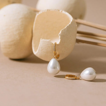 Idées cadeaux bijoux femme : créoles en plaqué or 24K avec perle et cristal, bijou artisanal élégant GISEL B