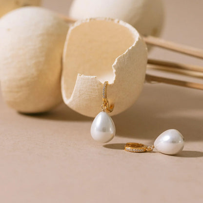 Idées cadeaux bijoux femme : créoles en plaqué or 24K avec perle et cristal, bijou artisanal élégant GISEL B