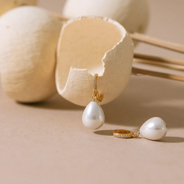 Idées cadeaux bijoux femme : créoles en plaqué or 24K avec perle et cristal, bijou artisanal élégant GISEL B