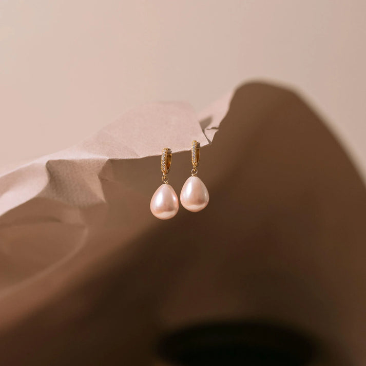 Idées cadeaux bijoux femme : détail des créoles perle et cristal, finition artisanale plaqué or 24K