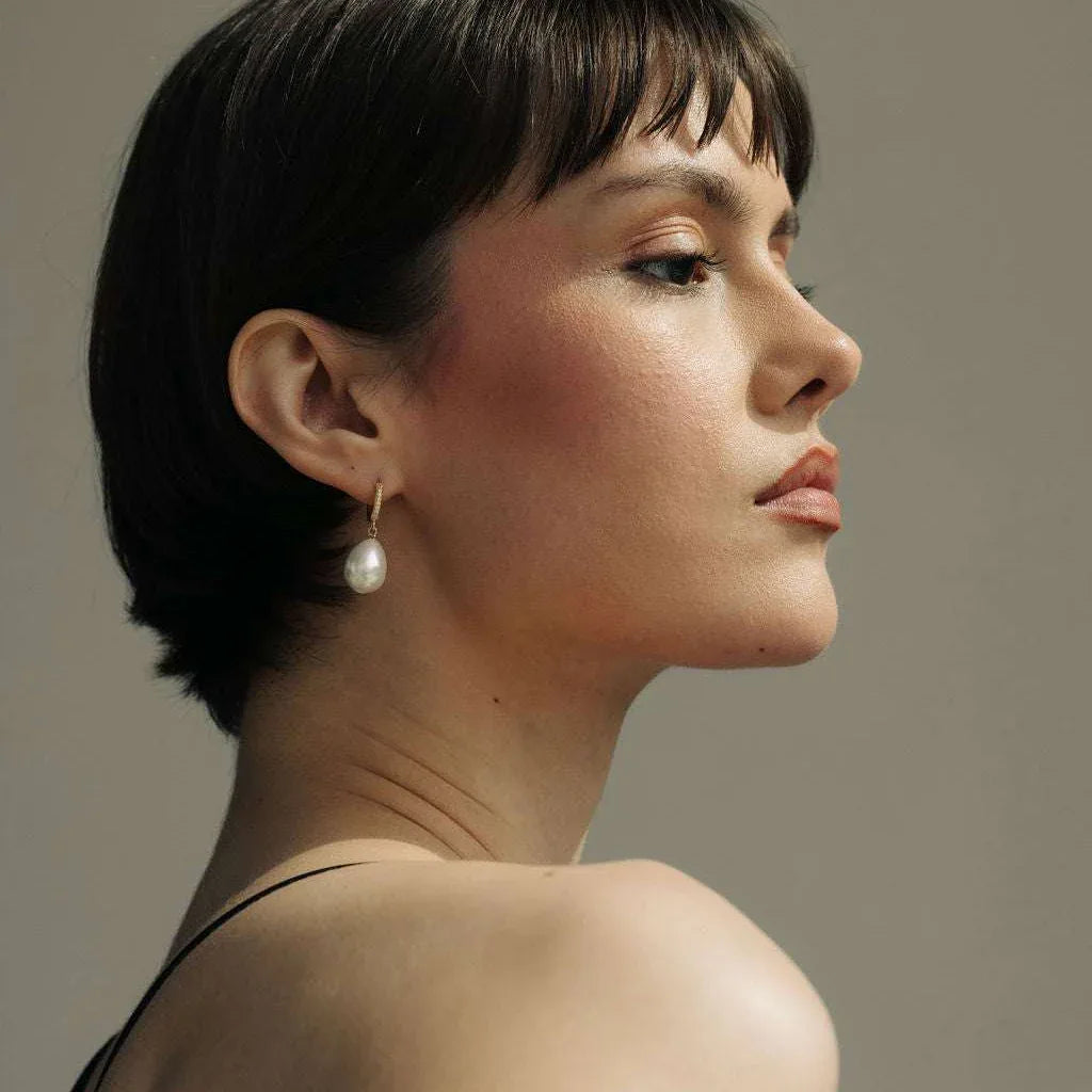 Idées cadeaux pour femme : créoles perle et cristal portées, style chic et lumineux signé GISEL B