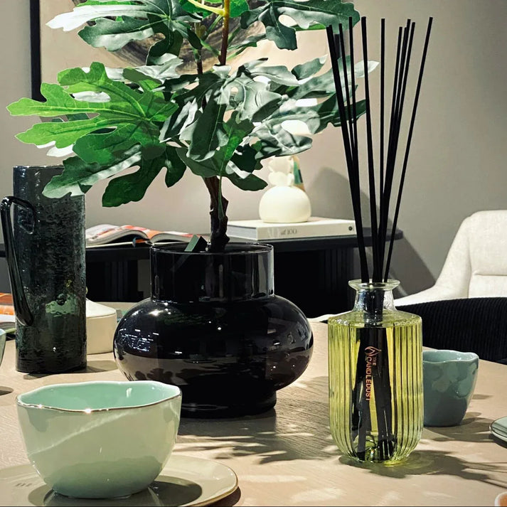 Idées cadeaux déco avec diffuseur de parfum d’intérieur, idéal pour une personne aimant les intérieurs design et végétalisés.