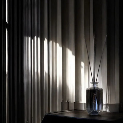 Idées cadeaux pour la maison avec diffuseur de parfum d’intérieur créant une ambiance élégante et enveloppante, parfait pour un intérieur adulte.