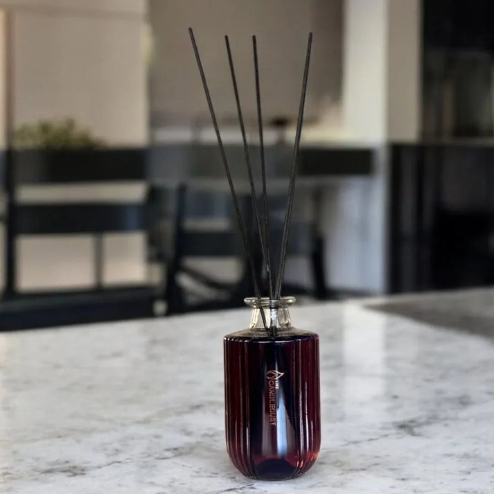 Idées cadeaux élégantes avec diffuseur de parfum d’intérieur, idéal pour offrir à un adulte et apporter une touche raffinée à un intérieur lumineux.