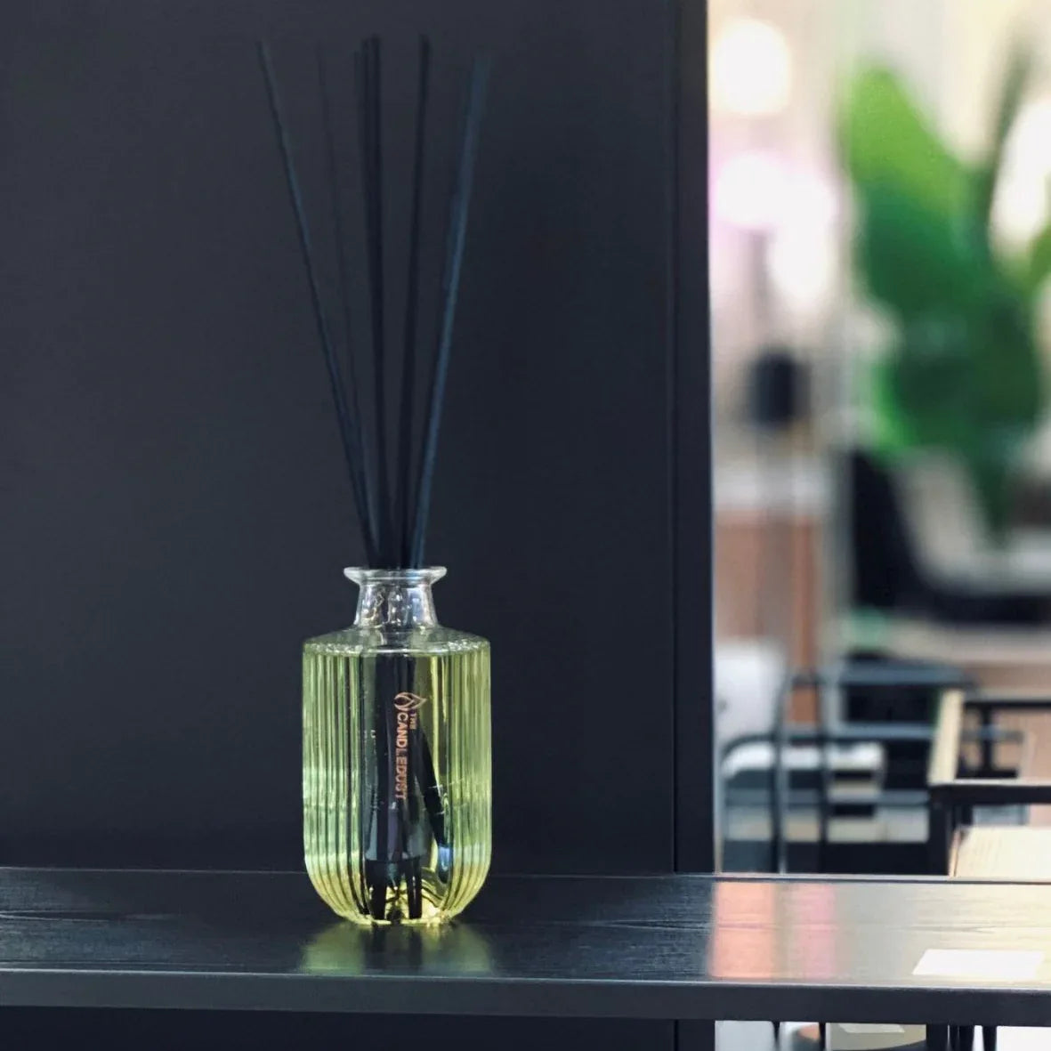 Idées cadeaux élégantes avec diffuseur de parfum d’intérieur, idéal pour offrir une touche sophistiquée à un intérieur moderne.