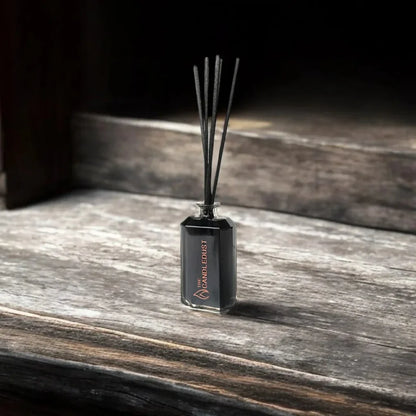 Idées cadeaux décoratives avec diffuseur de parfum d’intérieur, idéal pour une personne appréciant les matières brutes et authentiques.