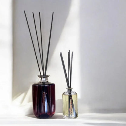 Idées cadeaux raffinées avec diffuseur de parfum d’intérieur, parfait pour une personne appréciant les décors épurés et élégants.