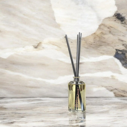 Idées cadeaux pour la maison avec diffuseur de parfum d’intérieur, parfait pour une personne aimant les décors épurés et minéraux.