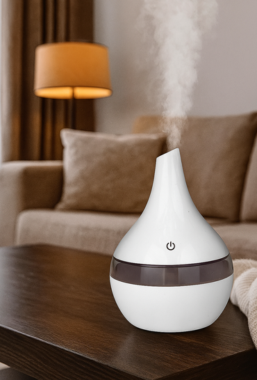 Idées cadeaux pour adulte – diffuseur d’huiles essentielles blanc dans un salon cosy, parfait pour créer une ambiance relax et purifier l’air. Koolkaodo