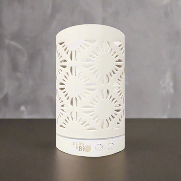 Idées cadeaux pour amateurs de bien-être – Diffuseur d’huiles essentielles blanc en céramique ajourée, élégant et apaisant
