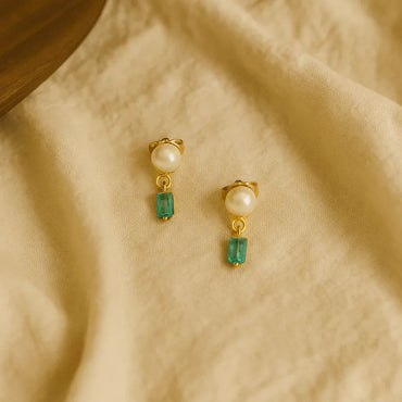 Idées cadeaux bijoux femme : détail des puces Essentiels perle de culture et cristal, finition artisanale GISEL B