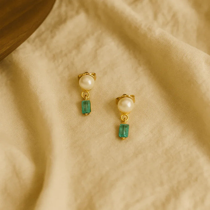 Idées cadeaux bijoux femme : détail des puces Essentiels perle de culture et cristal, finition artisanale GISEL B