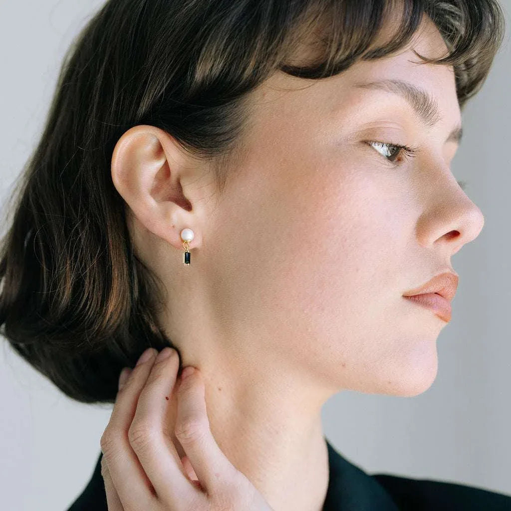 Idées cadeaux bijoux femme : puces Essentiels en perle de culture et cristal portées, bijou artisanal français GISEL B