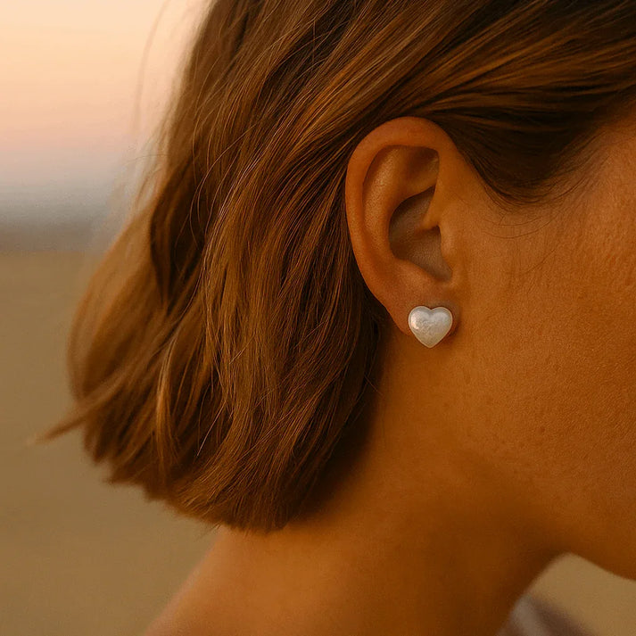 Idées cadeaux pour femme : puces Judith portées, perles baroques en forme de cœur et or 14K recyclé