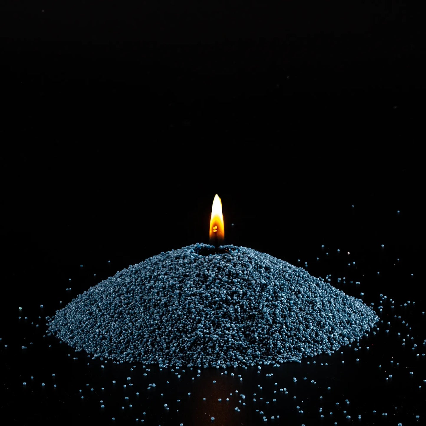 Idées cadeaux sable à bougie bleu sidéral en grains, parfait pour offrir une ambiance apaisante et raffinée.