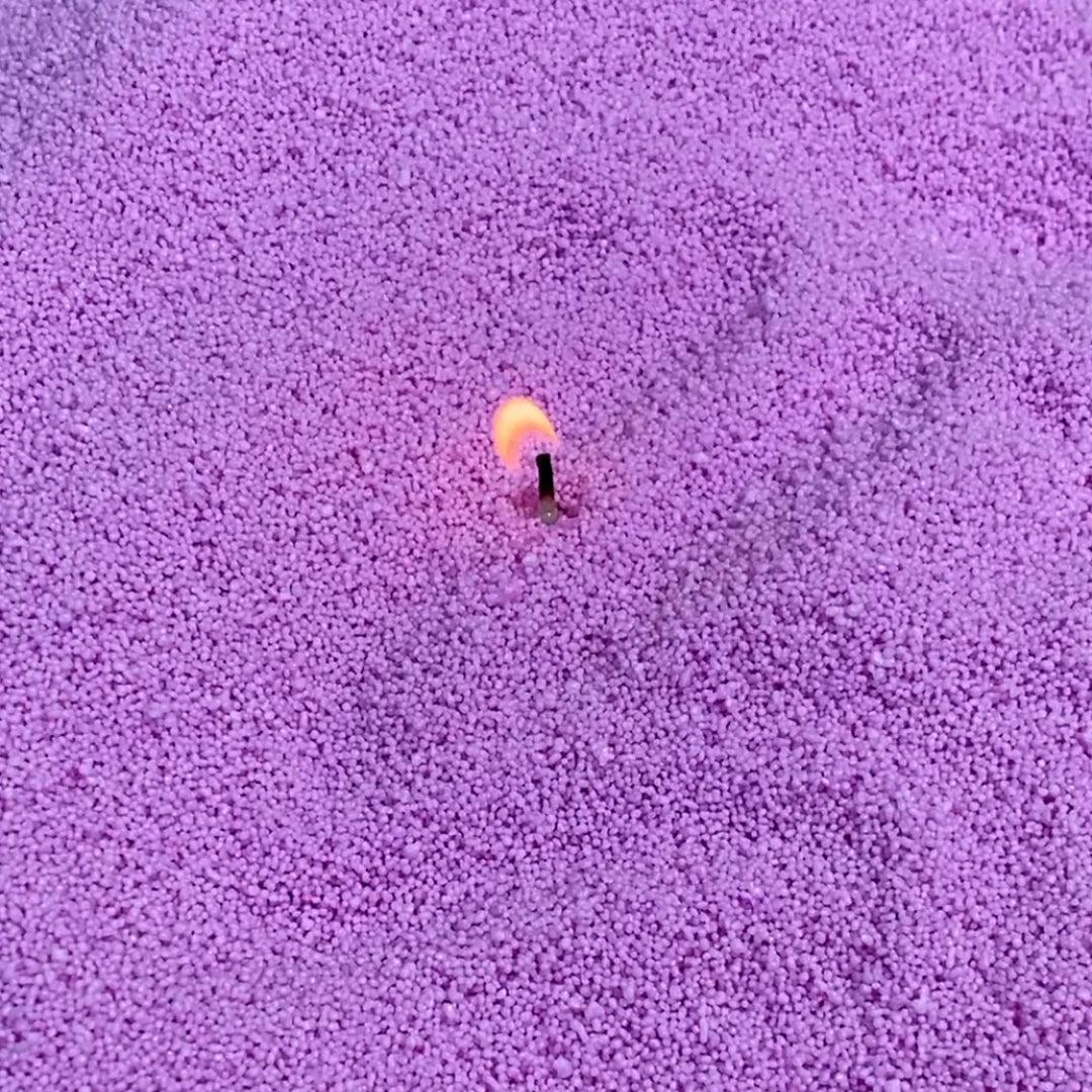 Idées cadeaux avec sable à bougie lilas en grains, parfait pour offrir une ambiance poétique et apaisante.
