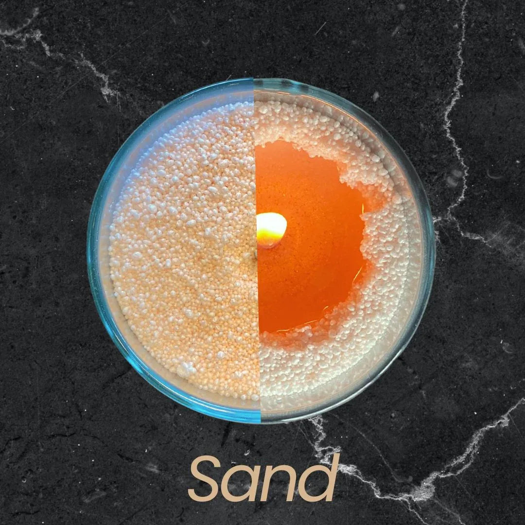 Idées cadeaux avec sable à bougie couleur sable vu du dessus, parfait pour offrir une ambiance douce et chaleureuse.