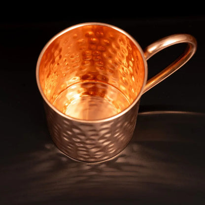 Vue plongeante de l interieur d un mug Cataleya en cuivre pur montrant la qualite du revetement alimentaire et la finition soignee