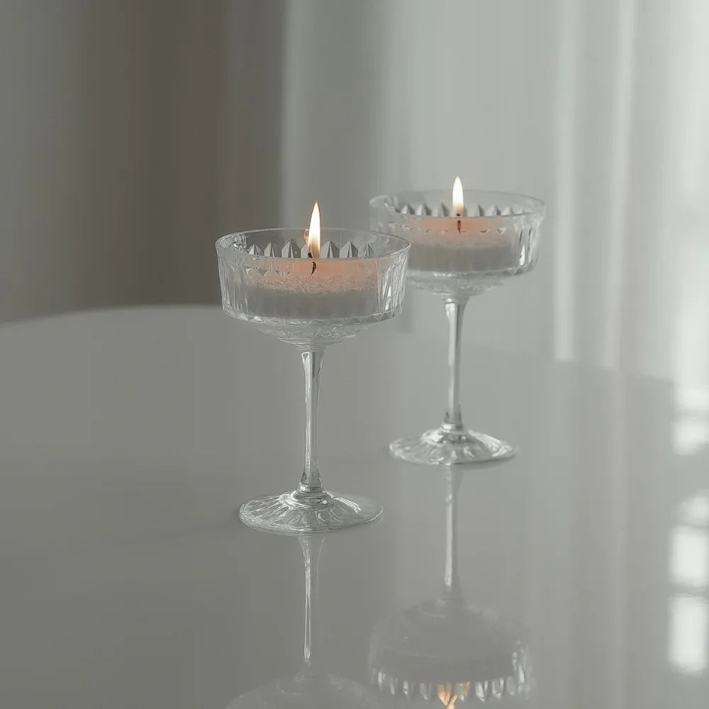 Bougies parfumées allumées sur pieds en verre pour décoration élégante