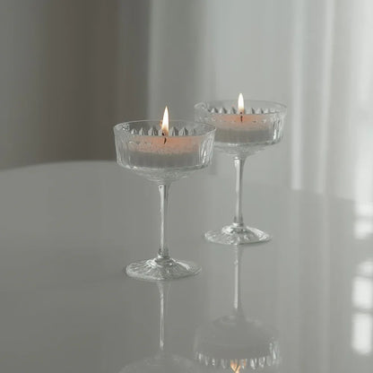 Bougies parfumées allumées sur pieds en verre pour décoration élégante