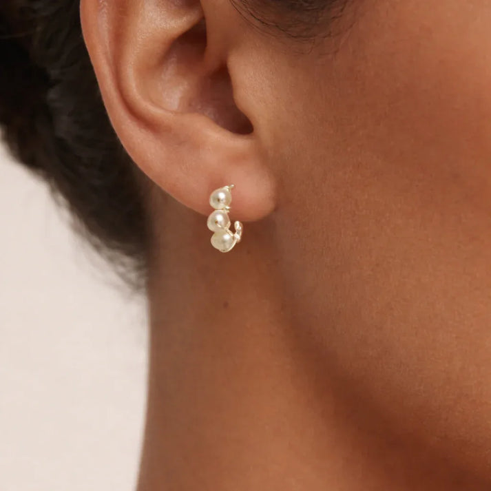 Mini créoles December portées à l’oreille, bijou minimaliste et intemporel, idée cadeau femme idéale pour un style élégant au quotidien – KoolKado