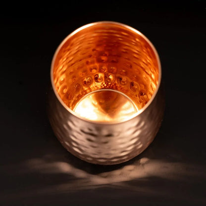 Vue de l interieur d un mug en cuivre pur Lima devoilant l eclat ambre du metal noble et la qualite du revetement alimentaire