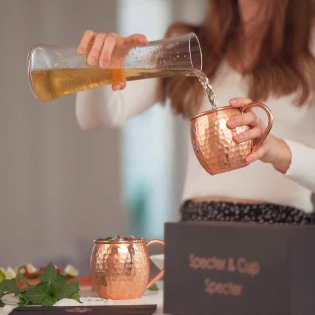 Mug Moscow Mule en cuivre martelé en situation de préparation de cocktail, prêt à offrir, idée cadeau élégante pour anniversaire ou invitation – KoolKado