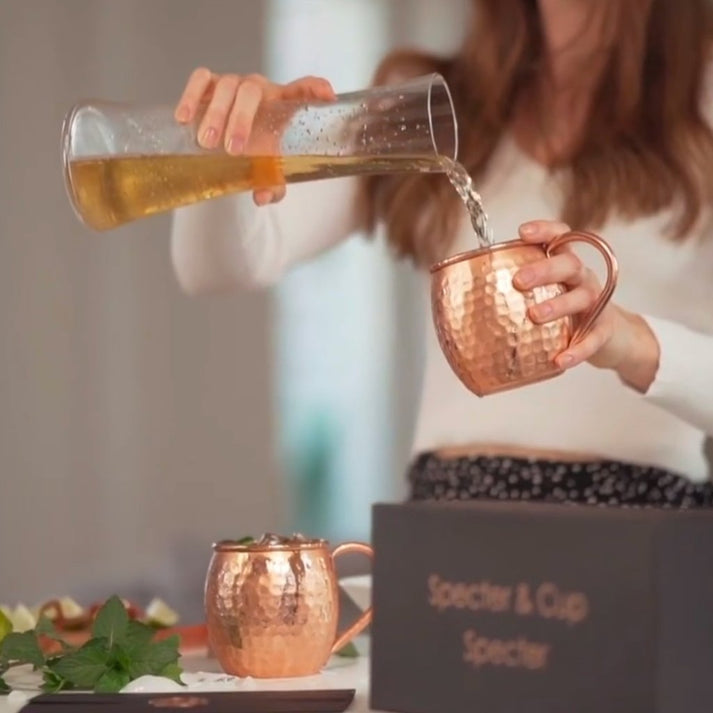Mug Moscow Mule en cuivre martelé en situation de préparation de cocktail, prêt à offrir, idée cadeau élégante pour anniversaire ou invitation – KoolKado