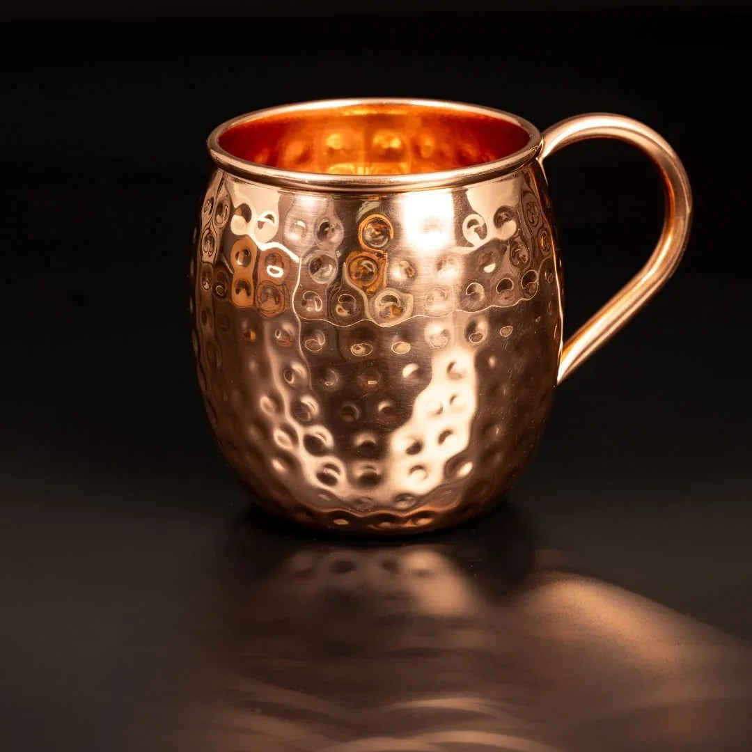 Mug Moscow Mule en cuivre pur martelé présenté seul, détail du travail artisanal – idée cadeau premium – KoolKado
