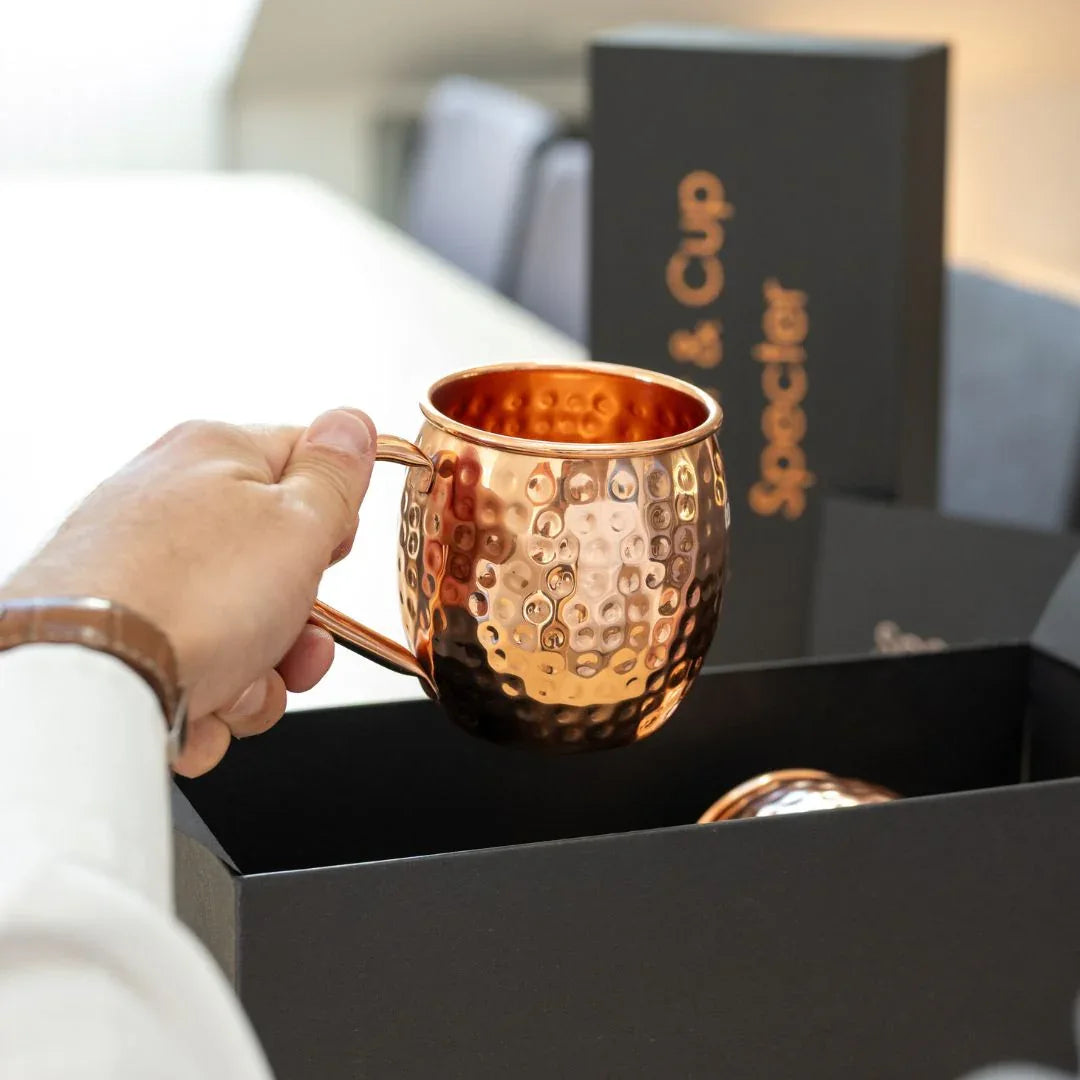 Mug Moscow Mule en cuivre pur martelé en situation cocktail avec fruits et accessoires – idée cadeau bar – KoolKado
