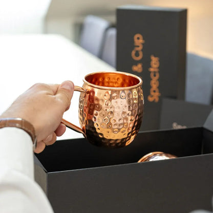 Mug Moscow Mule en cuivre pur martelé en situation cocktail avec fruits et accessoires – idée cadeau bar – KoolKado
