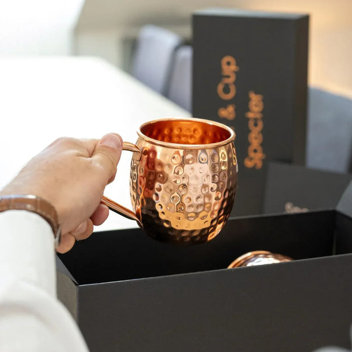 Mug Moscow Mule en cuivre pur martelé en situation cocktail avec fruits et accessoires – idée cadeau bar – KoolKado
