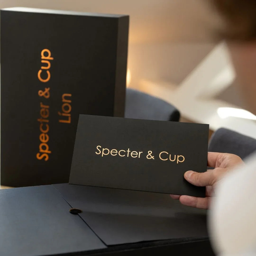 Personne tenant le coffret de luxe Specter et Cup Lion illustrant la taille imposante et la qualite du cadeau