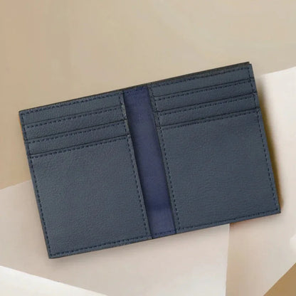 Intérieur du porte-cartes compact IKON Sweden en cuir végétal de cactus bleu océan, rangements cartes visibles, idée cadeau élégante et responsable – KoolKado