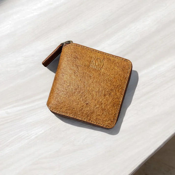 Porte-cartes compact en cuir végétal marron posé dans un univers élégant, format pratique et raffiné, idée cadeau chic – KoolKado