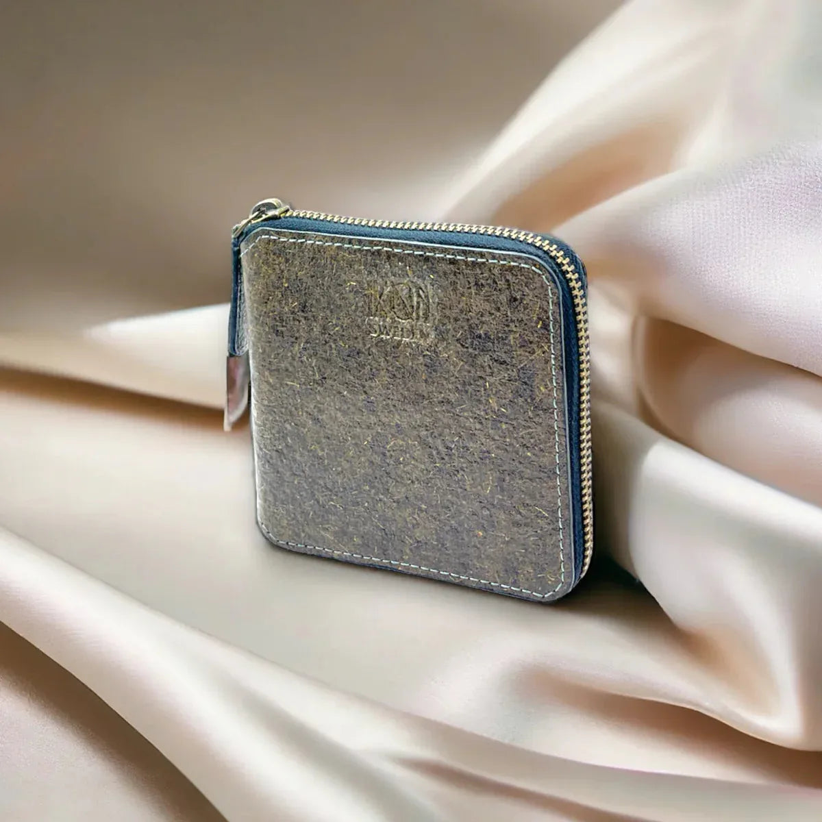 Porte-cartes compact en cuir végétal vert présenté dans une ambiance douce et raffinée, idée cadeau responsable et esthétique – KoolKado