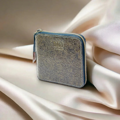 Porte-cartes compact en cuir végétal vert présenté dans une ambiance douce et raffinée, idée cadeau responsable et esthétique – KoolKado